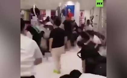 Видеошок: Киім үшін төбелескендер жұрт алдында күлкіге қалды