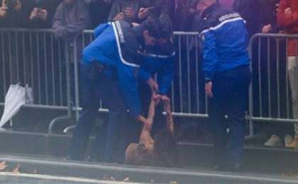 Төсін жалаңаштаған әйел президенттің кортежіне тап берді