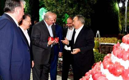 首任总统新闻秘书在社交媒体上公布纳扎尔巴耶夫个人存档照片