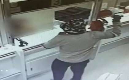 Көкеніспен қаруланған адам екі банкті тонаған