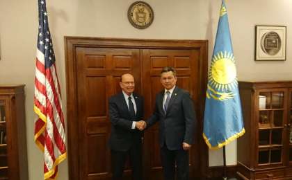 哈萨克斯坦将进一步扩大同美国之间的商贸合作
