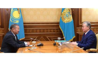 托卡耶夫总统接见考古学家再诺拉•萨玛谢夫