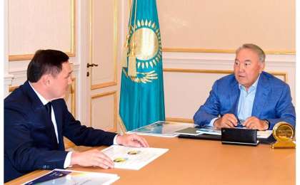 首任总统接见阿克莫拉州州长