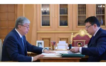 托卡耶夫总统接见能源部部长波兹姆巴耶夫