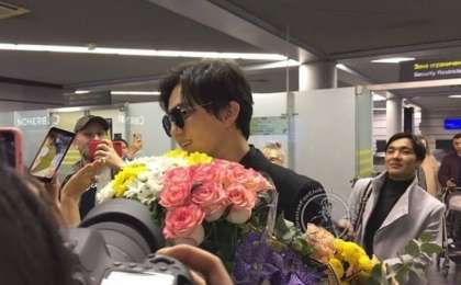 迪玛希抵达索契被鲜花包围