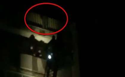 Ақтауда ер адам үйдің шатырынан секірмек болды