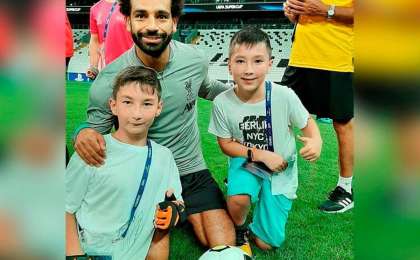 哈萨克斯坦先天性无腿男孩与球星萨拉赫会面