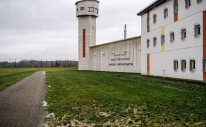 Түрме тұтқыны екі қараушысын тұтқынға алған