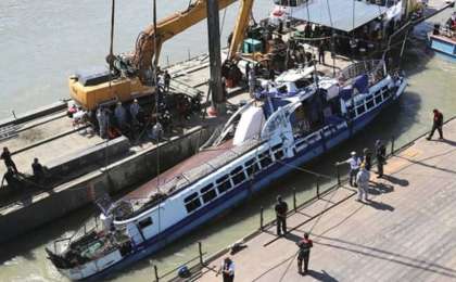匈牙利沉船被打捞出水