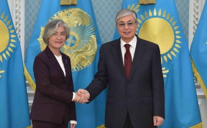 托卡耶夫总统会见韩国外长康京和