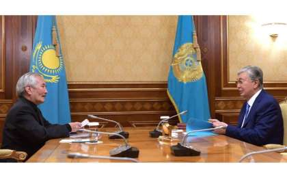 托卡耶夫接见著名作家斯玛胡勒•叶鲁拜