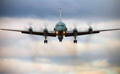 Ұшақ қозғалтқышының қаптамасы жолаушылардың көз алдында шашылып қалды