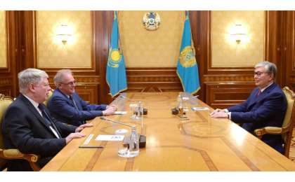 托卡耶夫会见俄罗斯驻哈大使波洛达夫金