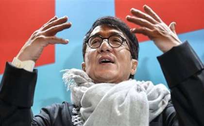 Джеки Чан арақ көп ішіп, жезөкшелерге барғанын жасырмады