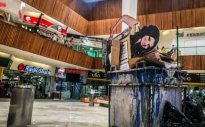 Төбесі тесіліп суы аққан сауда үйінің музыканттары "Титаник" әуенін ойнаған