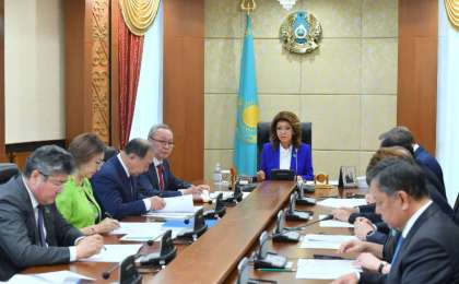 纳扎尔巴耶娃主持召开参议院主席团会议