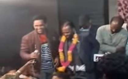 Жұрттың алдында сөз сөйлеп тұрған саясаткердің шалбары шешіліп қалды