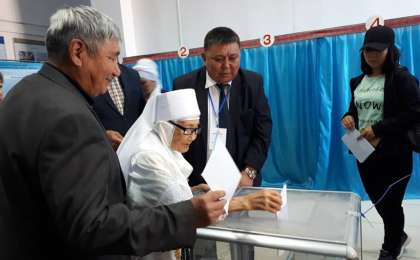 最年长的选民：104岁阿克托别老奶奶参加总统大选投票