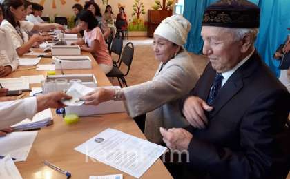 迪玛希祖父母在阿克托别投票