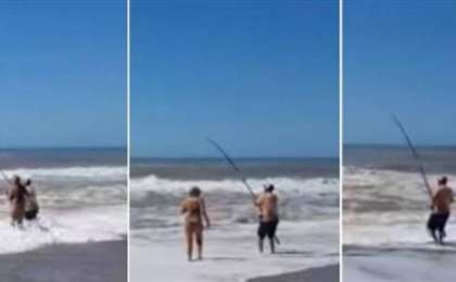 Балықшы суға батып бара жатқан қыздарды қармақпен құтқарып қалды 