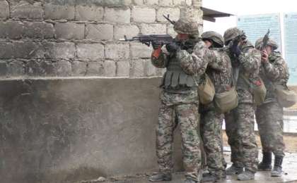 西部军区开展巷战演练