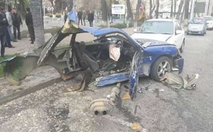 Алматыдағы жантүршігерлік жол апаты: көлік екіге бөлініп қалды