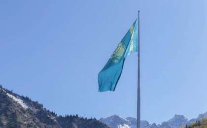 阿拉木图麦迪奥冰场升起当地最大的一面国旗