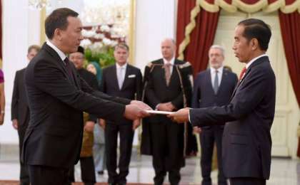 哈萨克斯坦大使向印尼总统递交国书