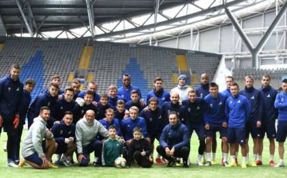 «Астана» жаттығу жұмысына клубтың ерекше жанкүйері келіп қатысты