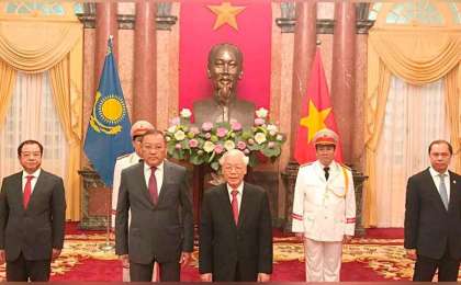 哈萨克斯坦大使向越南国家主席递交国书