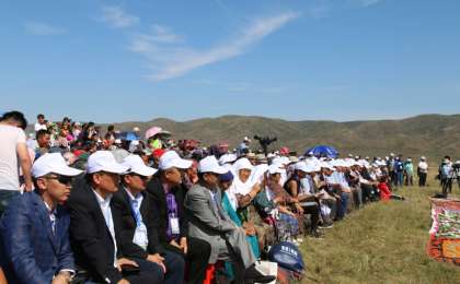 中国塔城哈萨克人举办阿依特斯弹唱大会