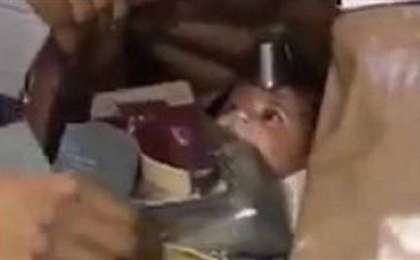 Ұшақтан түсірілген сөмкеден бес айлық сәби табылды