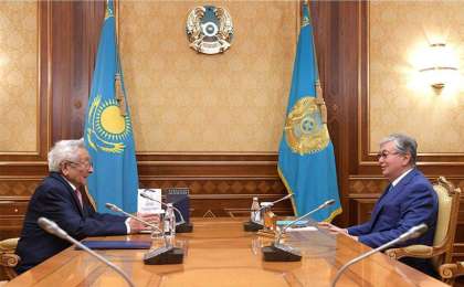 托卡耶夫总统会见沙尔马诺夫院士