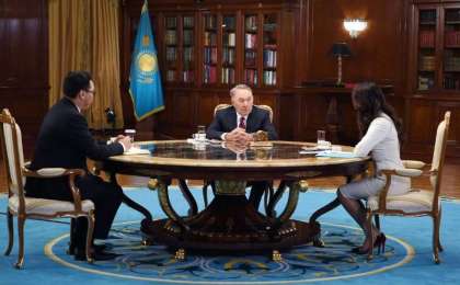 哈萨克斯坦首任总统接受哈巴尔电视台专访