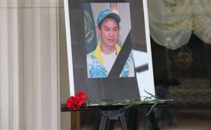 Ішкі істер министрі Денис Тенді қайтыс болғаннан кейін марапаттады