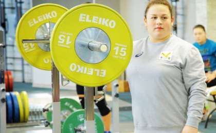 举重世青赛：哈萨克斯坦选手摘得金牌