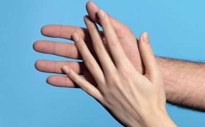 Кинотеатрда ұйықтап қалған қыз сүйіктісін тауып алған