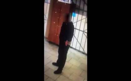 Семейде мас полицей дәрігерді соққыға жықты