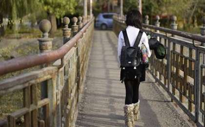 Тоғыз жасар қыз мектепке пижамамен баруға мәжбүр