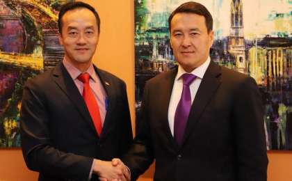 第一副总理斯玛伊洛夫会见新加坡贸工部国务大臣许宝琨