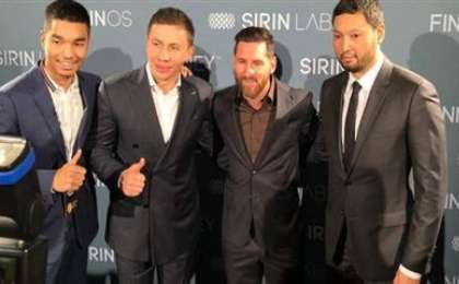 Головкин Мессимен кездесіп, қолғабын сыйлады