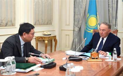 首任总统接见央行行长多萨耶夫