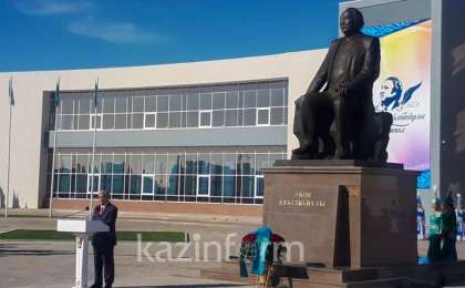 总统出席著名作家克耶克勒巴耶夫雕像揭幕仪式