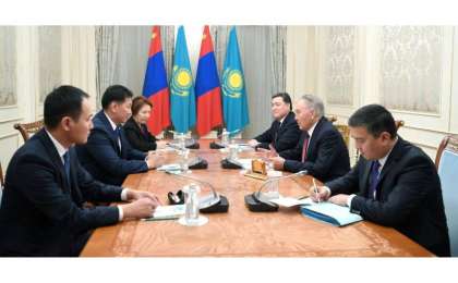 纳扎尔巴耶夫会见蒙古国总理呼日勒苏赫