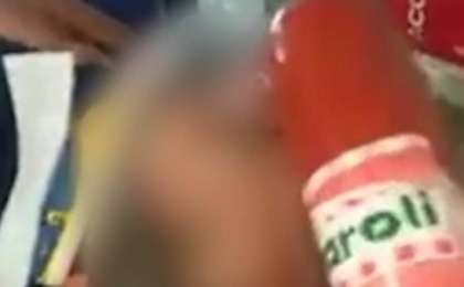 Видеошок: Жедел жәрдем қызметкері ес-түссіз адамды шұжықпен сабаған