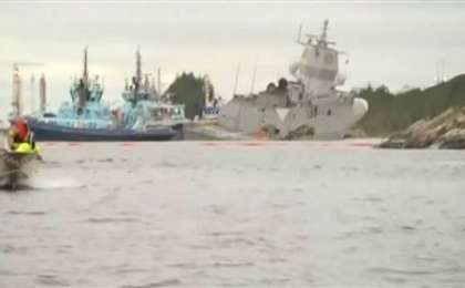 ФОТО: Норвегия корольдігінің әскери кемесі танкерге соғылып, суға батып кете жаздады