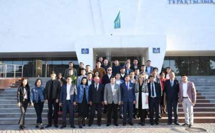 哈乌“友谊之旅”代表团从奇姆肯特驱车出发