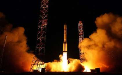 载有两颗卫星的质子-M火箭从拜科努尔发射场发射