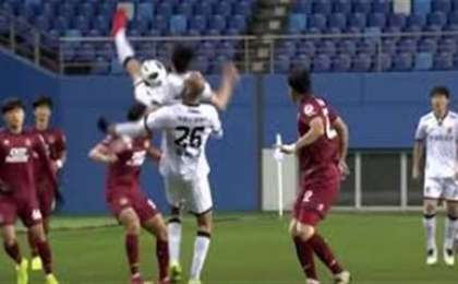 Ойын кезінде футболшының желкесі үзіліп кетті