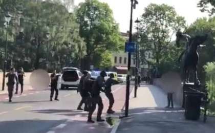 Видеошок: Тәртіп сақшылары пышақпен қауіп төндірген бүлікшіні атып тастады